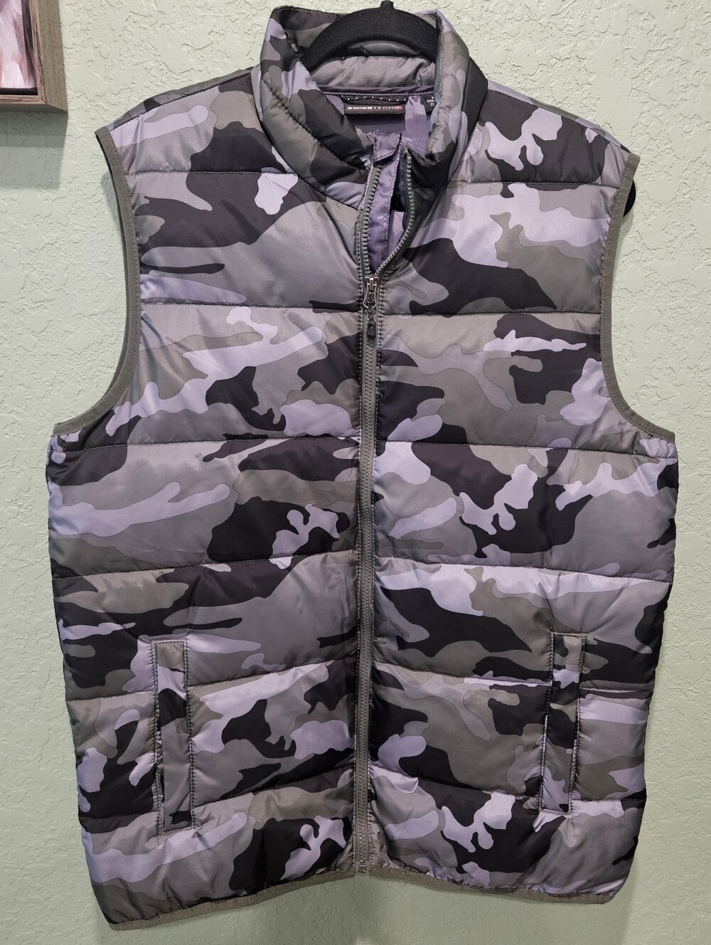 Swiss+Tech Mens Camo Puffer Vest w Zipper Closure Medium